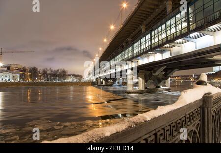 Rivière Moskva, pont Luzhnetskaya (pont Metro) en hiver. Moscou, Russie Banque D'Images