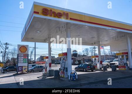 Une vue de la station-service Shell à Norwalk, Connecticut.les prix du pétrole et de l'essence ont rebondit après l'effondrement de la demande et des prix du carburant l'an dernier. Selon le club automobile AAA, les prix de l'essence ont augmenté d'environ 35 cents le gallon en moyenne au cours du dernier mois et pourraient atteindre 4 $ le gallon dans certains États d'ici l'été. (Photo par Ron Adar / SOPA Images / Sipa USA) Banque D'Images