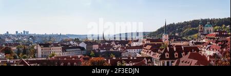 Les toits rouges de Prague et une douzaine de flèches de la vieille ville historique de Prague. Paysage urbain de Prague par une journée ensoleillée. Toits rouges et flèches Banque D'Images