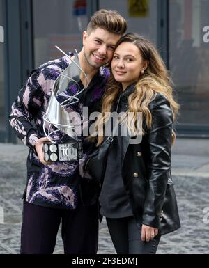 Dansant sur glace Champion Sonny Jay, vu à l'extérieur de Global radio Studios avec son fiancé Lauren Faith. Banque D'Images