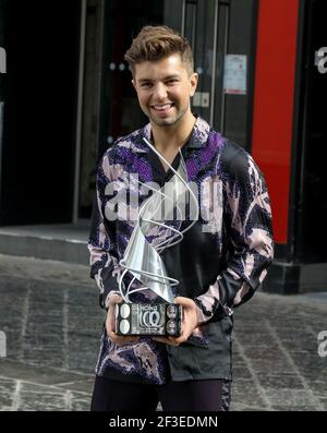 Danse sur glace, champion Sonny Jay, vu à l'extérieur des studios radio mondiaux avec son trophée. Banque D'Images