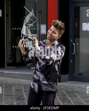 Danse sur glace, champion Sonny Jay, vu à l'extérieur des studios radio mondiaux avec son trophée. Banque D'Images