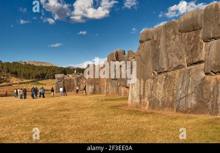 D'énormes murs de la forteresse Inca Saqsayhuaman, près de Cusco, Pérou, Amérique du Sud Banque D'Images