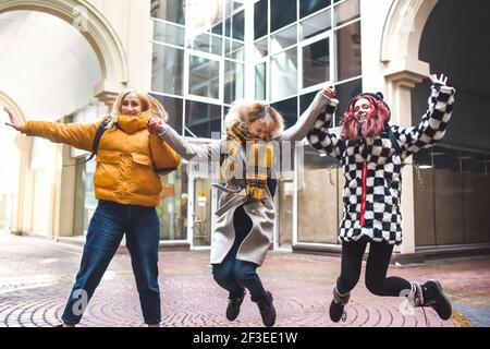 Amis adolescents élèves avec des sacs à dos d'école, s'amuser sur le chemin de l'école. La ville de fond Banque D'Images