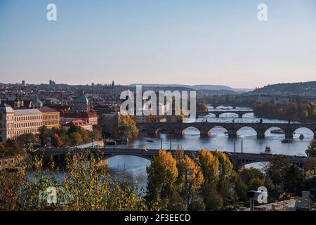 Coucher du soleil printemps pittoresque vue aérienne de la vieille ville et le Pont Charles l'architecture jetée sur la rivière Vltava à Prague, République Tchèque Banque D'Images