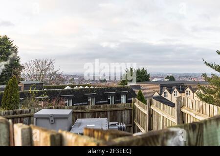 Générateur électrique dans la zone clôturée, en regardant par-dessus lui montrant la ville de Leicester et la forêt de Charnwood au loin. Banque D'Images