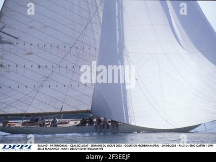 VOILE - PATRIMOINE - BATEAU CLASSIQUE - SEMAINE DU GOLFE 2003 - GOLFE DU MORBIHAN (FRA) - 29/05/2003 - PHOTO : ERIC CATTAN / DPPI BELLE PLAISANCE - NAN / CONÇU PAR WILLIAM NOUF Banque D'Images