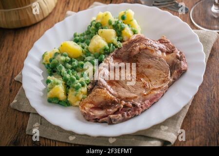 Steak de bœuf avec légumes mélangés. Photo de haute qualité. Banque D'Images