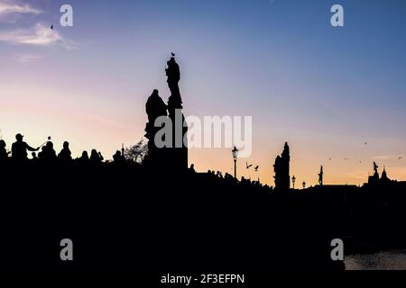 Silhouette de statues dans le pont Charles avec un beau coucher de soleil Ciel - Prague Banque D'Images