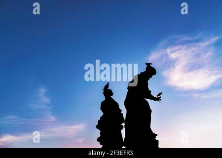 Silhouette de statues dans le pont Charles avec un beau coucher de soleil Ciel - Prague Banque D'Images