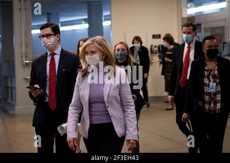 Le sénateur des États-Unis Marsha Blackburn (républicain du Tennessee), à gauche, et le sénateur des États-Unis John Barrasso (républicain du Wyoming), à droite, passent le métro du Sénat pour un vote au Capitole des États-Unis à Washington, DC, le mardi 16 mars 2021. Crédit : Rod Lamkey/CNP/MediaPunch Banque D'Images