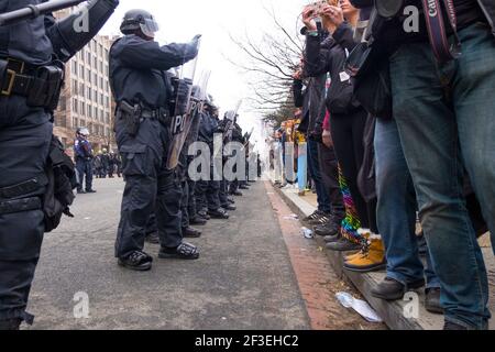 Une ligne d'officiers de police anti-émeute avec des boucliers et des équipements de protection contre les manifestants. Lors de l'inaguration du président Donald Trump en 2017 à Washington Banque D'Images