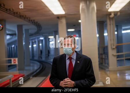 Le sénateur américain Richard Blumenthal (démocrate du Connecticut) passe par le métro du Sénat pour un vote au Capitole des États-Unis à Washington, DC, le mardi 16 mars 2021. Crédit : Rod Lamkey/CNP/MediaPunch Banque D'Images