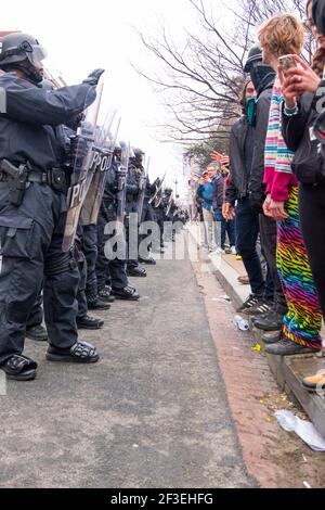 Une ligne d'officiers de police anti-émeute avec des boucliers et des équipements de protection contre les manifestants. Lors de l'inaguration du président Donald Trump en 2017 à Washington Banque D'Images