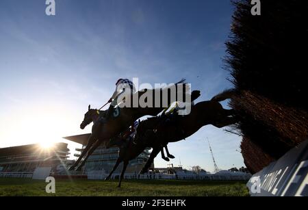 Galvin (à gauche) criblé par Jack Kennedy saute le dernier à battre destination suivante (à droite) criblé par Harry Cobden et Escaria Ten (au centre) criblé par Adrian Heskin dans la coupe de novices du défi National de chasse Sam Vestey (2e année) pendant le premier jour du festival Cheltenham à Cheltenham Racecourse. Date de la photo: Mardi 16 mars 2021. Banque D'Images