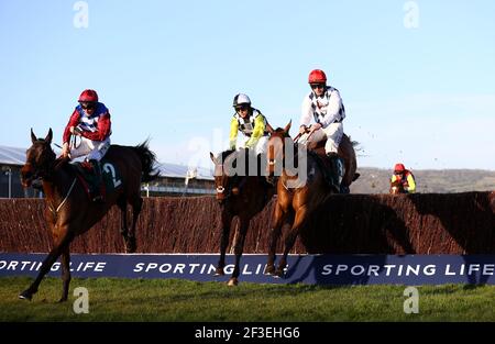 Galvin (à droite) criblé par Jack Kennedy saute le dernier à battre destination suivante (au centre) criblé par Harry Cobden et Escaria Ten (à gauche) criblé par Adrian Heskin dans la coupe de novices du défi National de chasse Sam Vestey (2e année) pendant le premier jour du festival Cheltenham à Cheltenham Racecourse. Date de la photo: Mardi 16 mars 2021. Banque D'Images