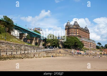 Vue d'été sur le Spa Bridge et le Grand Hotel in Scarborough vu de la plage de South Bay Banque D'Images