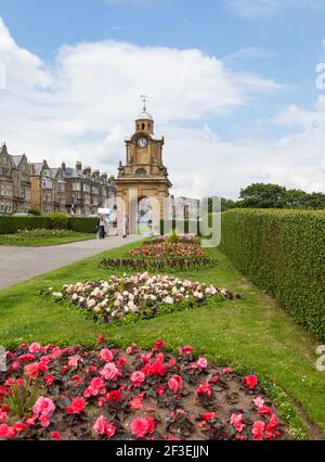 Tour d'horloge du mémorial du couronnement de George V dans South Cliff Gardens, Scarbrough, North Yorkshire Banque D'Images