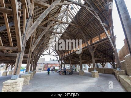 La grange de marché encadrée en bois de Pennistone, dans le sud du Yorkshire, en chêne, et terminée en 2010, c'est une construction traditionnelle de grange en crack Banque D'Images