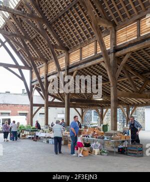 La grange de marché encadrée en bois de Pennistone, dans le sud du Yorkshire, en chêne, et terminée en 2010, c'est une construction traditionnelle de grange en crack Banque D'Images