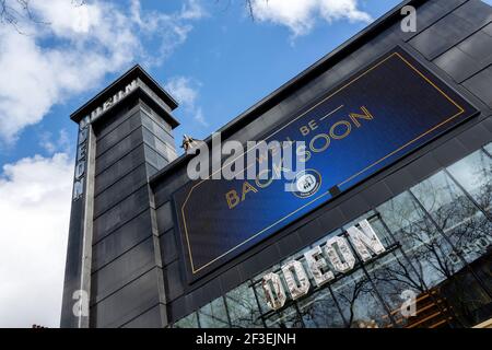 Fermé Odeon Cinema avec panneau Back Soon lors de la pandémie COVID-19, Leicester Square, Londres Banque D'Images