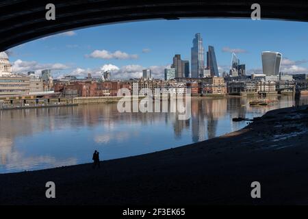 La Tamise et la ville vus de sous le pont de Blackfriars, Londres, Royaume-Uni Banque D'Images