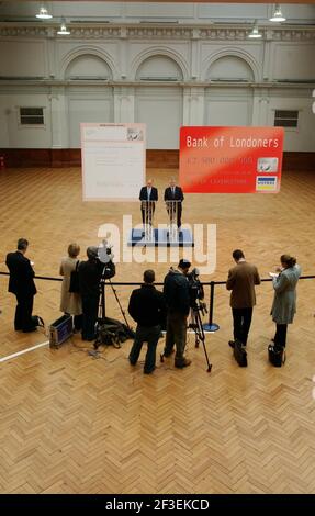 DANS UNE SALLE HORTICOLE VIDE, MICHAEL HOWARD ET STEVE NORRIS À UN APPEL DE PRESSE CRITISISING KEN LIVINGSTONES RECORD SUR LA COURSE À LONDRES. Banque D'Images