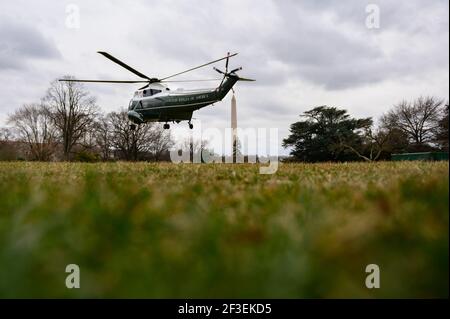 Washington, États-Unis. 16 mars 2021. Le président américain Joe Biden quitte la Maison Blanche à bord de Marine One à Washington, DC, le mardi 16 mars 2021. Biden, qui voyage aujourd'hui en Pennsylvanie, est en train de se rendre à travers le pays avec le vice-président pour souligner les Américains qui reçoivent des chèques de relance et des vaccins contre le coronavirus, ainsi que les entreprises qui ont été en mesure de rester à flot avec des prêts gouvernementaux. Photo par Erin Scott/UPI crédit: UPI/Alay Live News Banque D'Images