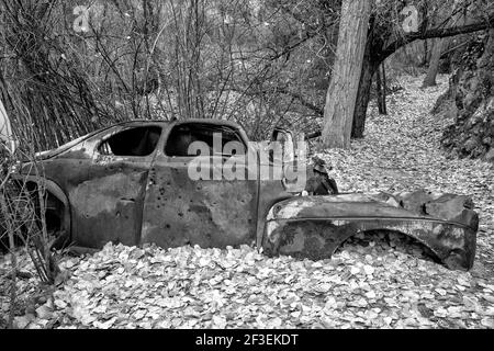 Photo en noir et blanc d'une Ford 1941 rouillée abandonnée sur le sentier Mesquite dans la vallée de Morongo, en Californie Banque D'Images