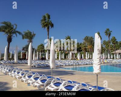 Belle plage tropicale et mer avec parasol et chaise autour de la piscine dans la station de l'hôtel pour les voyages et les vacances. Photo de haute qualité Banque D'Images