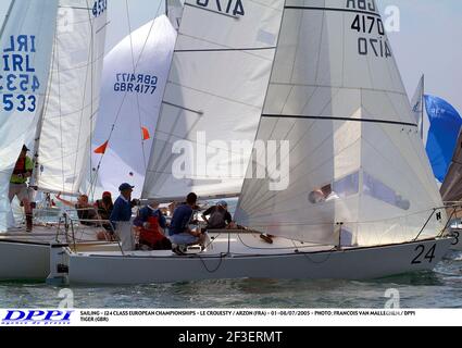 VOILE - CHAMPIONNAT D'EUROPE DE CLASSE J24 - LE CROUESTY / ARZON (FRA) - 01-08/07/2005 - PHOTO : FRANÇOIS VAN MALLEGHEM / DPPI TIGER (GBR) Banque D'Images