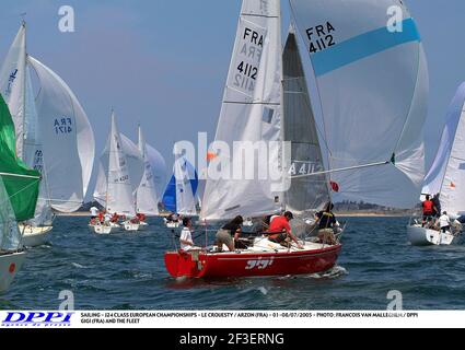 VOILE - CHAMPIONNAT EUROPÉEN DE CLASSE J24 - LE CROUESTY / ARZON (FRA) - 01-08/07/2005 - PHOTO : FRANÇOIS VAN MALLEGHEM / DPPI GIGI (FRA) ET LA FLOTTE Banque D'Images