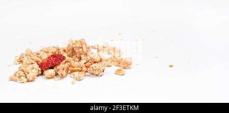Muesli flocons avec une fraise séchée, photo de gros plan isolée sur fond blanc espace pour le texte côté droit Banque D'Images