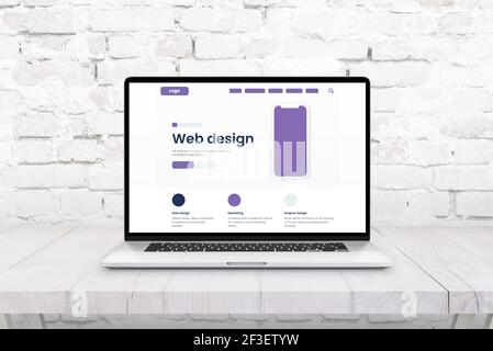 Ordinateur portable avec mise en page Web. Concept de web et de design graphique studio Banque D'Images