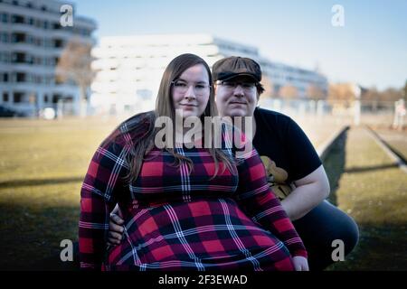 Un heureux couple caucasien assis ensemble à l'extérieur Banque D'Images