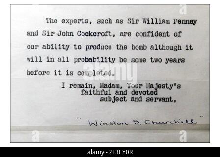 2 ème page... lettres... Churchill était consacré à la jeune reine et lui a fait savoir que le cabinet était sur le point de décider que son royaume allait passer à la prochaine et la plus impressionnante génération de wons nucléaires. Le Parlement a finalement été informé de la décision de la bombe H en février 1955, elle peut être vue aux Archives nationales, Kew, dans le cadre de l'exposition secrète de l'État qui a ouvert ce vendredi (2 avril).copie par David Sandison 31/3/2004 Banque D'Images