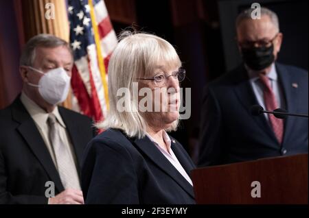 Washington, États-Unis. 16 mars 2021. Le sénateur Patty Murray, D-WA, s'exprime aux côtés du chef de la majorité au Sénat Charles Schumer, D-NY, et du chef de la majorité adjoint Richard Durbin, D-il, lors d'une conférence de presse au Capitole des États-Unis à Washington, DC, le mardi 16 mars 2021. Photo de Kevin Dietsch/UPI crédit: UPI/Alay Live News Banque D'Images