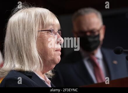 Washington, États-Unis. 16 mars 2021. Le sénateur Patty Murray, D-WA, s'exprime aux côtés du chef de la majorité au Sénat Charles Schumer, D-NY, lors d'une conférence de presse au Capitole des États-Unis à Washington, DC, le mardi 16 mars 2021. Photo de Kevin Dietsch/UPI crédit: UPI/Alay Live News Banque D'Images