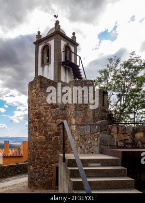 Castelo Rodrigo, Portugal - août 2020 : vue sur la forteresse du clocher du village médiéval intérieur de Castelo Rodrigo Banque D'Images