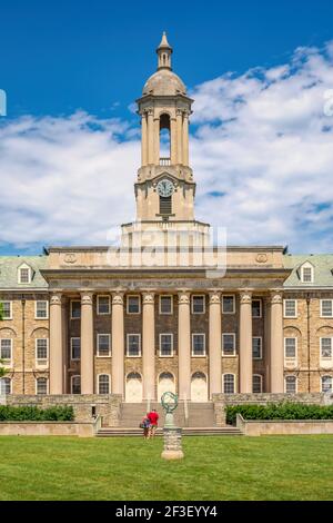 Les gens se trouvent en face de Old main, le bâtiment administratif principal de Penn State à State College, Pennsylvanie, États-Unis Banque D'Images
