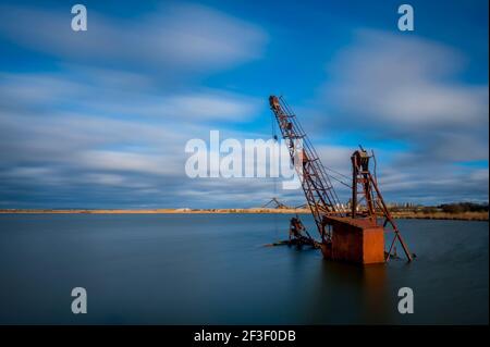 Grue de dragage encastrée dans les fosses de gravier abandonnées de Cliffe pools Kent, au bord de la Tamise. Banque D'Images