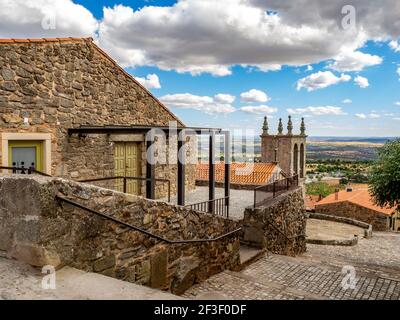 Castelo Rodrigo, Portugal - août 2020 : vue sur une rue pavée dans le village médiéval de Castelo Rodrigo Banque D'Images