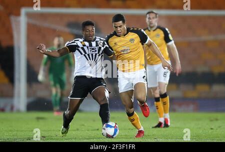 Le Devante Rodney de Port Vale (à gauche) lutte pour le ballon avec Prestley Farquharson du comté de Newport lors du match Sky Bet League Two à Vale Park, Stoke-on-Trent. Date de la photo: Mardi 16 mars 2021. Banque D'Images