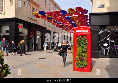 Le centre commercial Southgate de Bath est habillé pour l'été avec parasols colorés fournissant l'ombre et un coffre de téléphone de fleurs s'ajoutant à l'ambi Banque D'Images