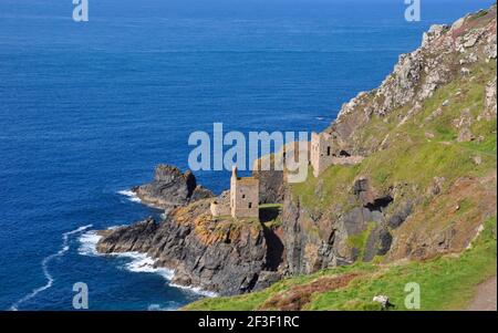 Les maisons de moteur de la Couronne où l'étain et le cuivre ont été extraits près de Botallack, site du patrimoine mondial de l'UNESCO, Cornwall, Angleterre, Banque D'Images