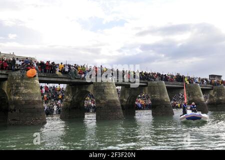 VOILE - COURSE AUTOUR DU MONDE - VENDÉE GLOBE 2012/2013 - DÉBUT - LES SABLES D'OLONNE (FRA) - 10/11/2012 - PHOTO FRANÇOIS VAN MALLEGHEM / DPPI - FOULE SUR LE CANAL Banque D'Images