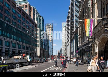 Liverpool Street, Londres, Royaume-Uni,- 21 septembre 2020, service de buissons rouges à double pont sur la rue animée de Londres, entouré par le bâtiment de gratte-ciel l Banque D'Images