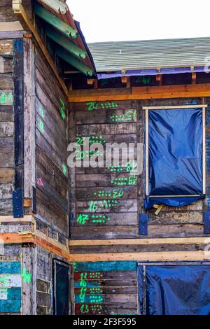 restauration d'une ancienne maison en bois par numérotation, démontage, montage et remplacement des éléments endommagés Banque D'Images