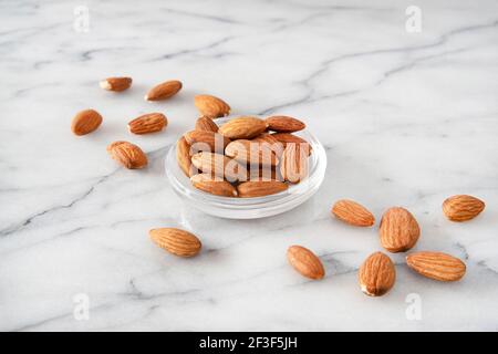 Amandes séchées dans des soucoupes de verre Banque D'Images