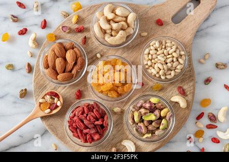 assortiment de graines séchées et de fruits dans des soucoupes en verre Banque D'Images